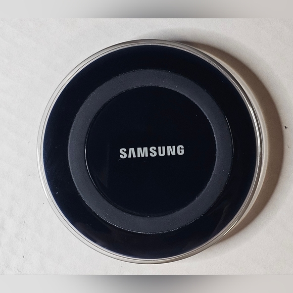 [Samsung] Qi Certified Wireless Charging Pad with 2A Wall Charger - Picture 1 of 12